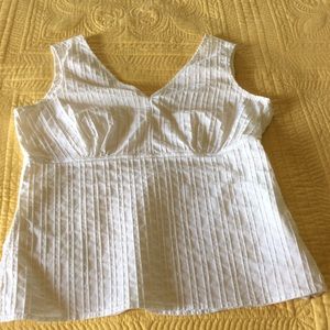 Cute v neck white top.